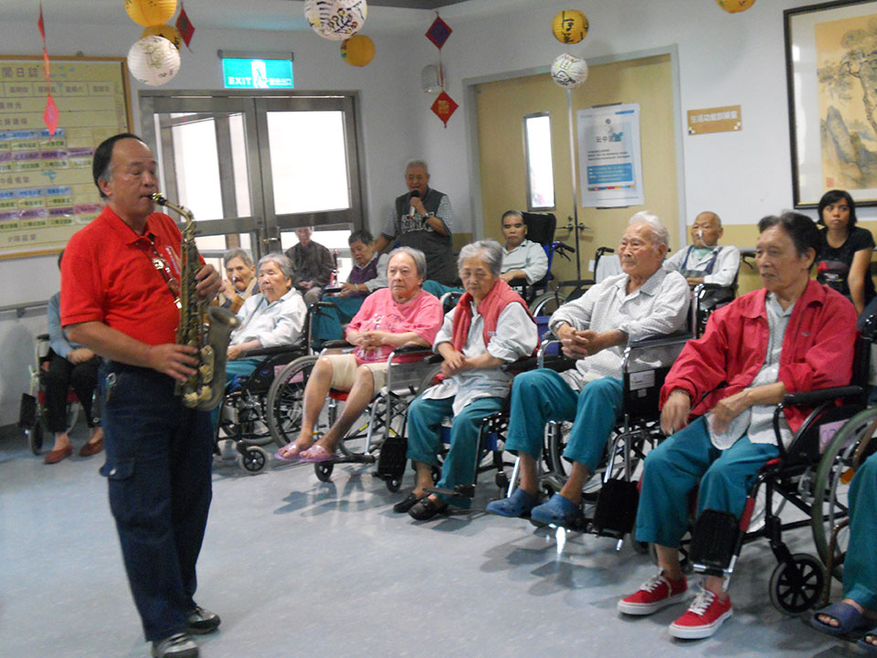 威盛信望愛基金會與台中市快樂薩斯風樂團