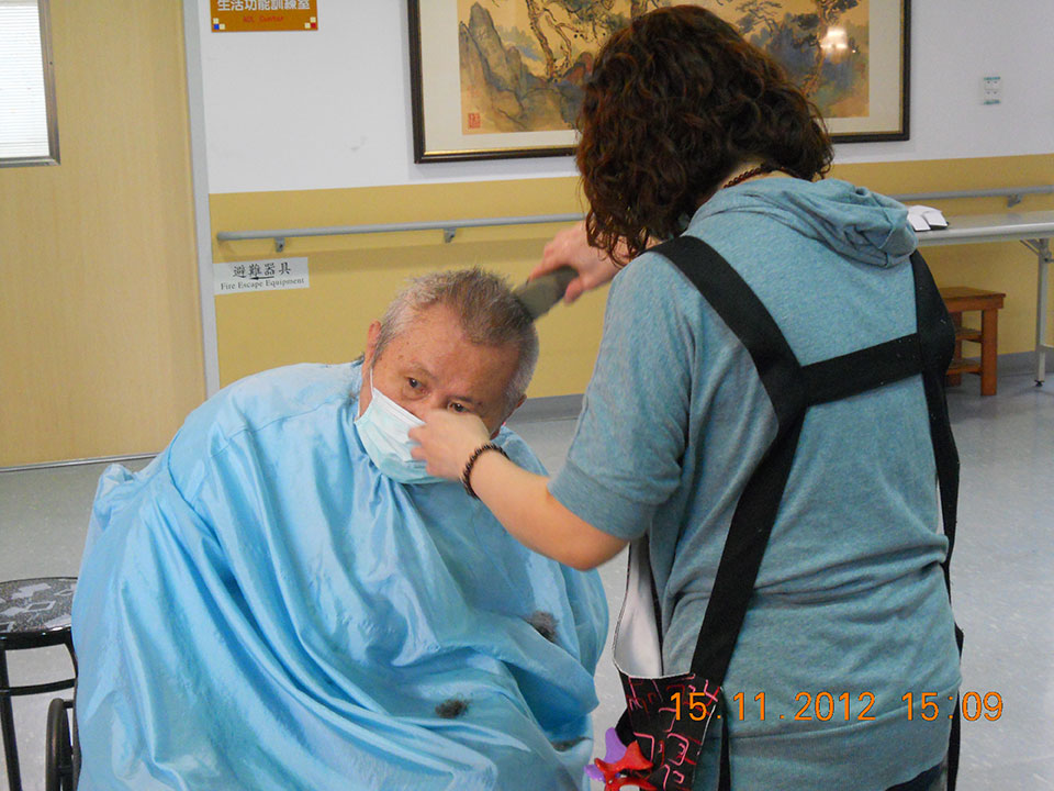 彣 髮型美容 - 愛心義剪 造型百變