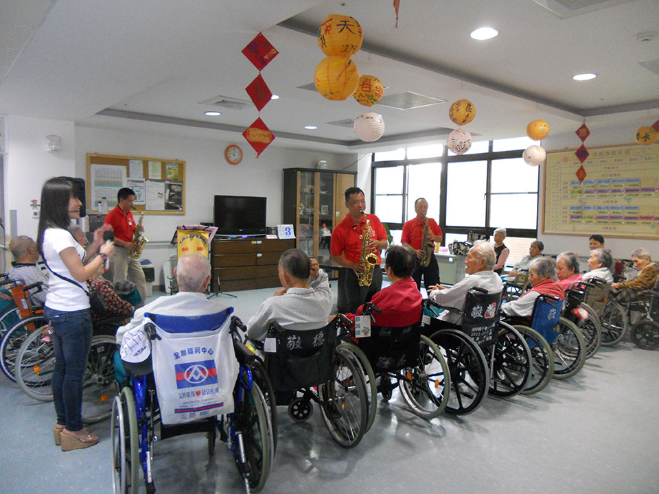 威盛信望愛基金會與台中市快樂薩斯風樂團