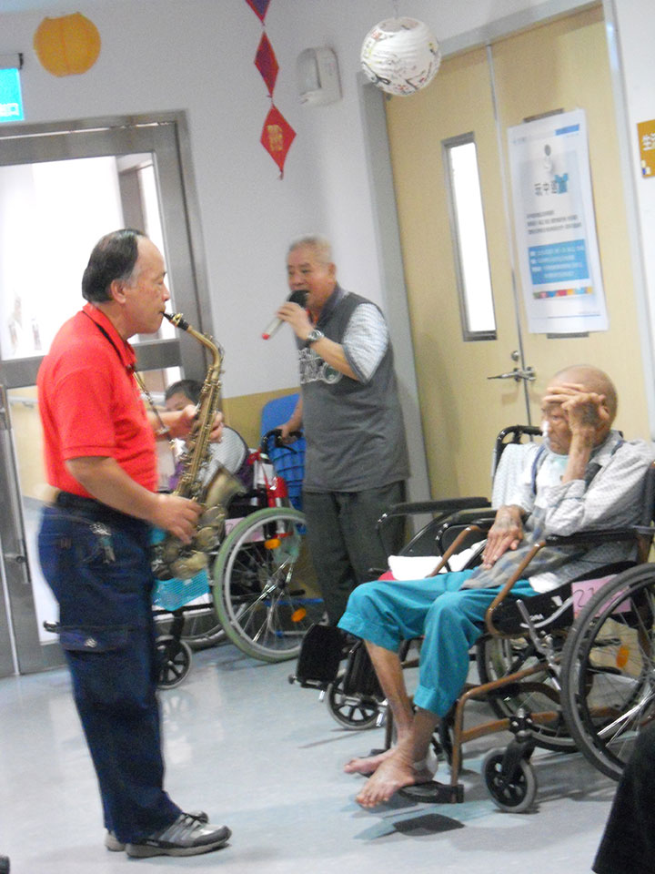 威盛信望愛基金會與台中市快樂薩斯風樂團