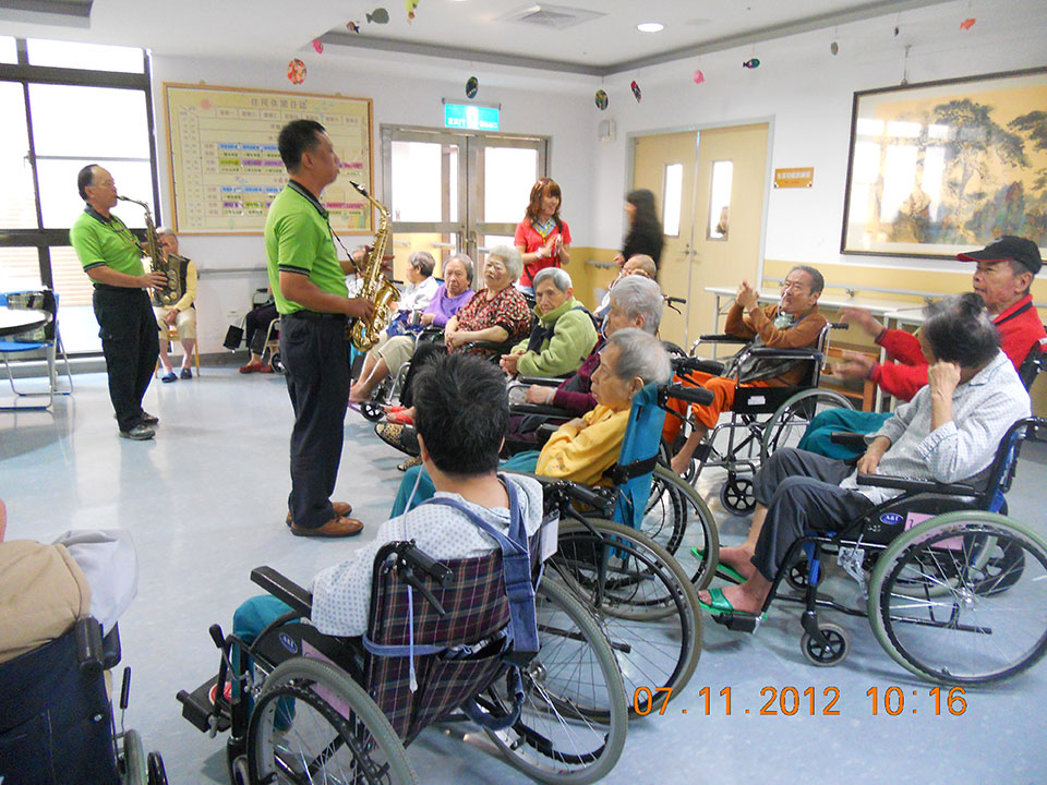 威盛信望愛基金會與台中市快樂薩斯風樂團