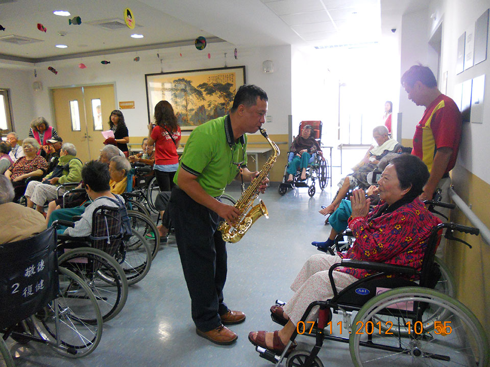 威盛信望愛基金會與台中市快樂薩斯風樂團