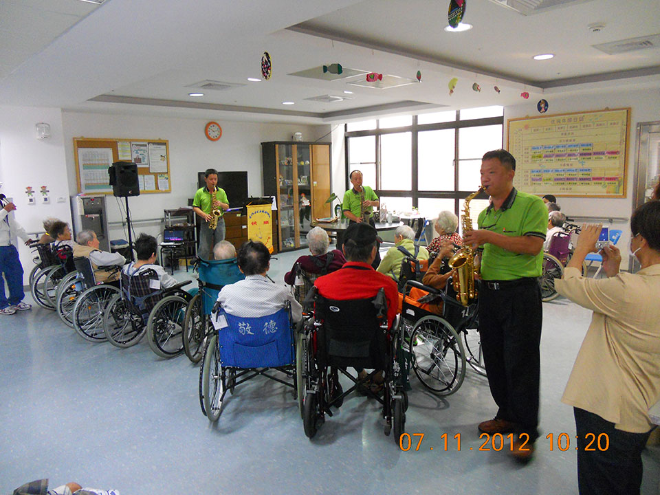 威盛信望愛基金會與台中市快樂薩斯風樂團