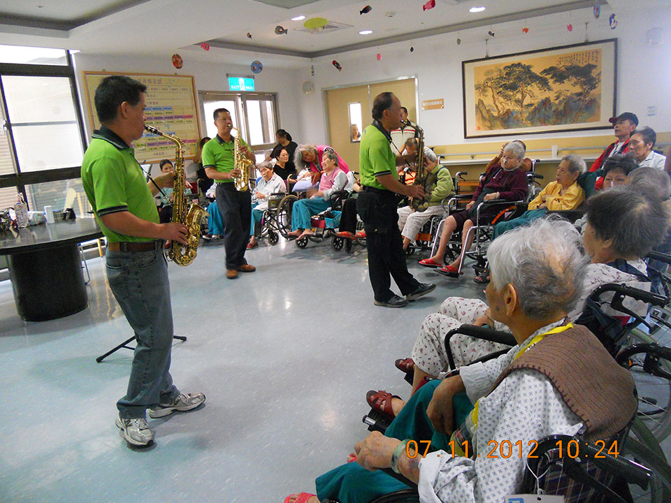 威盛信望愛基金會與台中市快樂薩斯風樂團