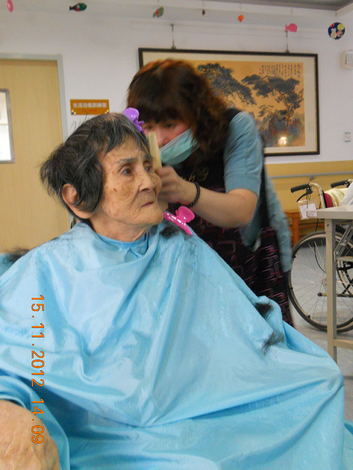 彣 髮型美容 - 愛心義剪 造型百變