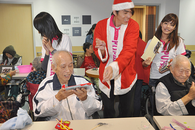 靜宜聖誕 送愛心